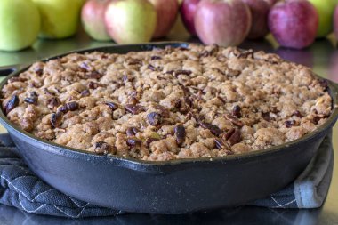 Apple Crisp 'in Yakın Çekimi Elmalar Arkasında Çelik Masa Üzerine Demir Tavada Fırınlandı
