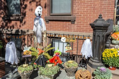 Brooklyn Row House 'un önündeki Cadılar Bayramı Dekorasyonları
