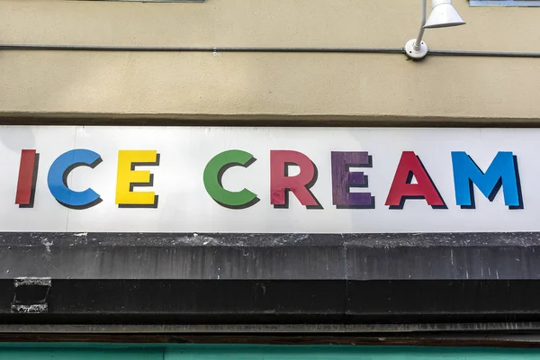 店面前窗上方色彩艳丽的冰淇淋标志 — 图库照片