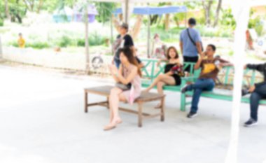 Kasabada görüntü bulanık ve sabah bir sürü insan vardır. Ve bir arka plan olarak kullanmak için uygundur. Ve illüstrasyonlar insanların alışveriş.