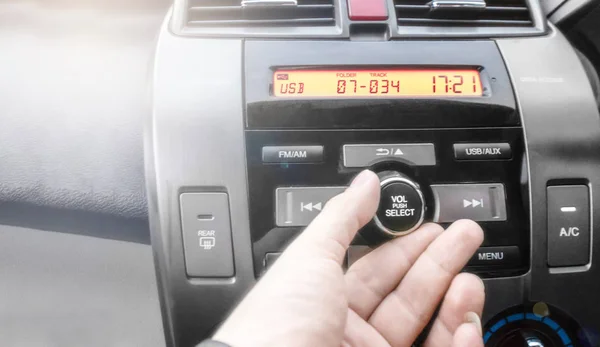 手指在按按钮 打开或关闭车内的声音 — 图库照片
