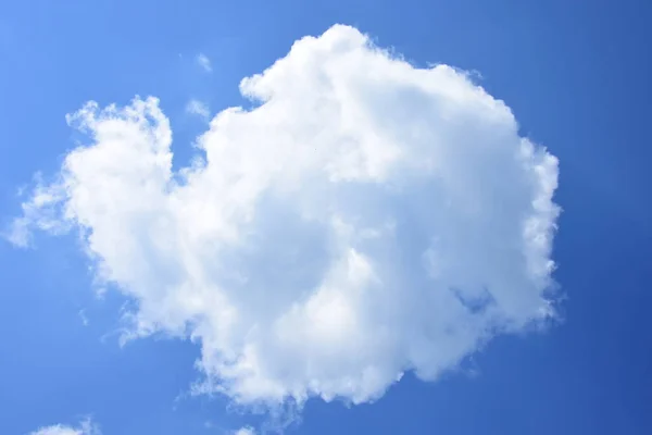 Biały Chmura Puchaty Niebieskim Niebie — Zdjęcie stockowe