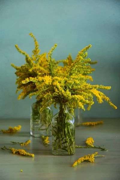 Table Decoration Field Flowers Green Background — Stock Photo, Image