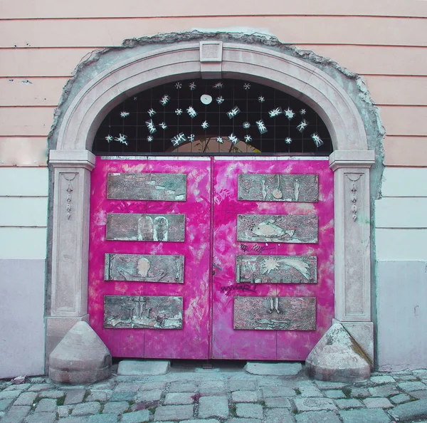 Ingatlan Egy Nagy Dekoratív Rózsaszín Bejárati Kapu — Stock Fotó