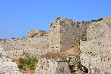 Rodos Adası üzerinde eski şehir duvarları.