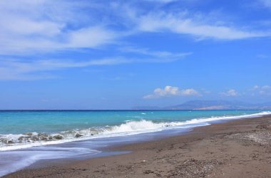 Rodos Adası batı-kuzey kıyısında.