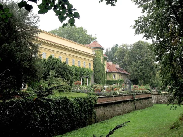 Gebäude Und Garten Des Schlosses Lanzenschnitt — Stockfoto