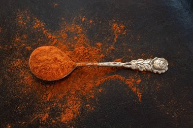 Siyah deri arka plan üzerinde zemin kırmızı tatlı biber.