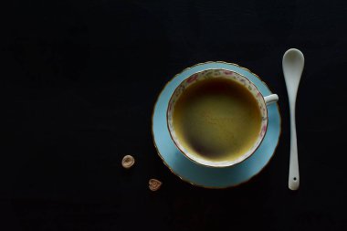 Siyah bir arka plan üzerinde sevimli bir fincan Kahve.