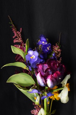 Siyah bir arka plan üzerinde bahçe çiçekleri bir buket.