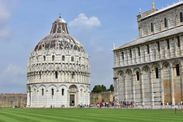 Uma Vista Catedral Babrtsterium Praça Das Maravilhas Pisa — Fotografia de Stock