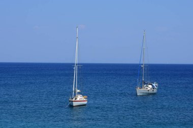 Akdeniz'in güzel mavi suları ve Rodos Yunan adasının yatları bir görünüm.