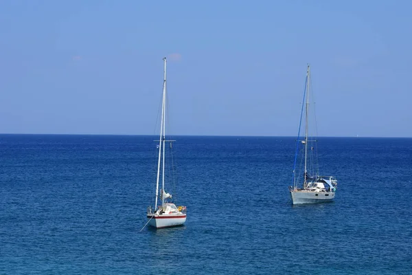 Θέα Στα Όμορφα Καταγάλανα Νερά Της Μεσογείου Και Στα Σκάφη — Φωτογραφία Αρχείου