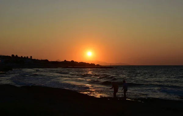 Günbatımında Yunan Adasında Turuncu Renkli Plaj — Stok fotoğraf