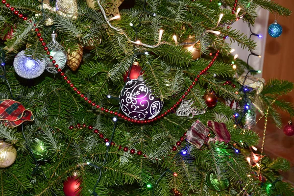 Décorations Noël Accrocher Des Bulles Arbre Noël Sur Sapin Noël — Photo