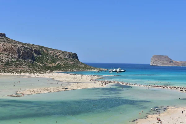 Yunanistan 'ın Girit adasında bir tatil günü, masmavi su, beyaz ve pembe kumlu güzel Balos sahili manzarası.