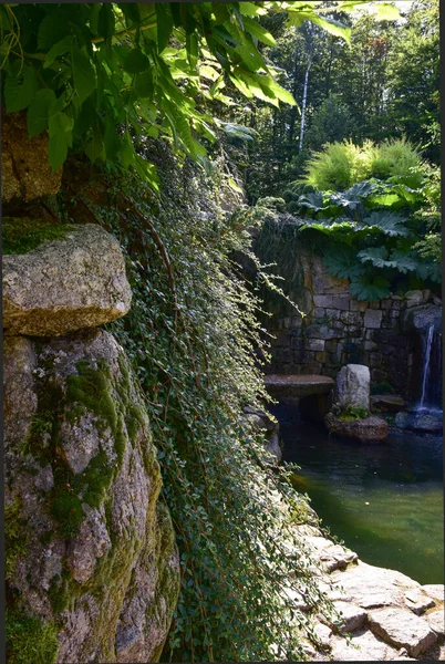 Schöner Japanischer Garten Einem Sonnigen Sommertag Besucht Wasser Felsen Wasserfälle — Stockfoto