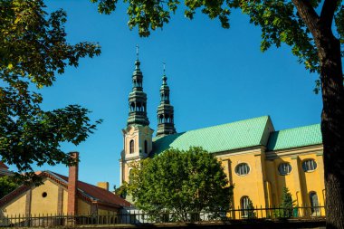 Muhteşem antik mimari Rönesans tarzında. Renkli ve çok farklı binalar Poznan antik şehir.