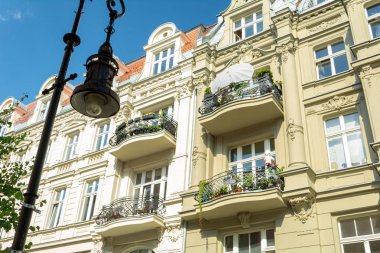 Muhteşem antik mimari Rönesans tarzında. Renkli ve çok farklı binalar Poznan antik şehir.