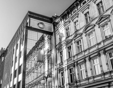 Muhteşem antik mimari Rönesans tarzında. Renkli ve çok farklı binalar Poznan antik şehir.