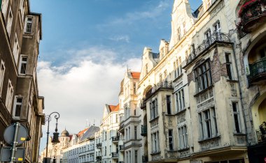 Muhteşem antik mimari Rönesans tarzında. Renkli ve çok farklı binalar Poznan antik şehir.