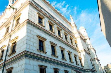 Muhteşem antik mimari Rönesans tarzında. Renkli ve çok farklı binalar Poznan antik şehir.