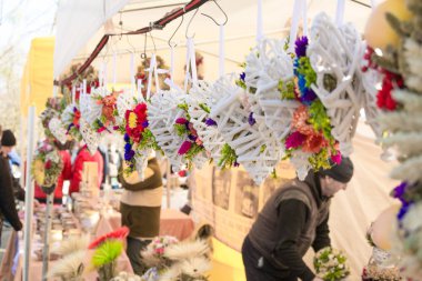 Renkli adil süslemeleri. Saman ve üzüm yapılmış el sanatları oyuncaklar.