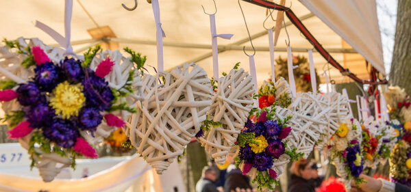 Красочные яркие украшения. Ремесленные игрушки из соломы и винограда
.