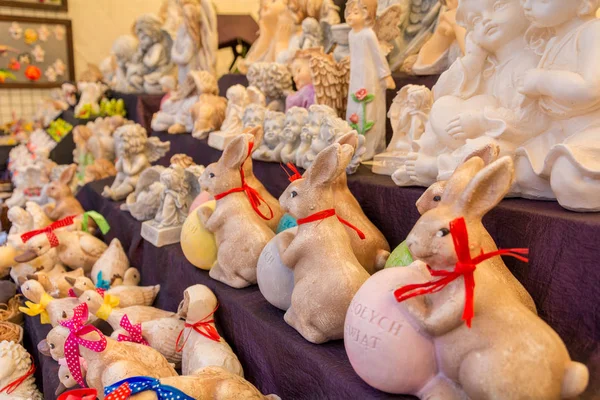 Güzel kil ürünleri çeşitli şekil ve amaçlar. Adil Polonya Opole