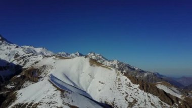 Kış Gürcistan'daki dağlarda. Kafkasya ve parlak güneş. Dağların Panoraması
