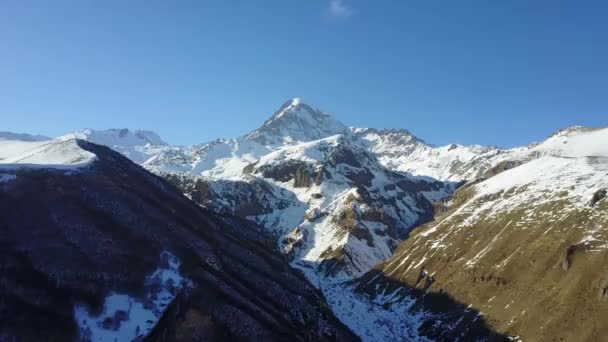 Βουνά Χειμώνα Στη Γεωργία Καυκάσου Και Λαμπερό Ήλιο Πανόραμα Των — Αρχείο Βίντεο