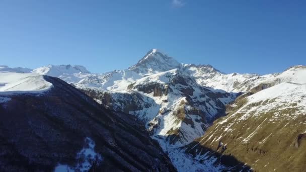Βουνά Χειμώνα Στη Γεωργία Καυκάσου Και Λαμπερό Ήλιο Πανόραμα Των — Αρχείο Βίντεο