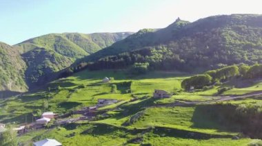 Köy dağlarda. Kafkas Dağları'nda yaz. Kilise. Gürcistan. Stepantsminda.
