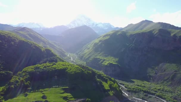 卡兹贝克高加索山脉 夏天在山里 着陆无人机 — 图库视频影像