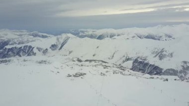 Hava dağlardan dairesel Panoraması. Kayak Merkezi Gürcistan yukarıda. Gudauri.