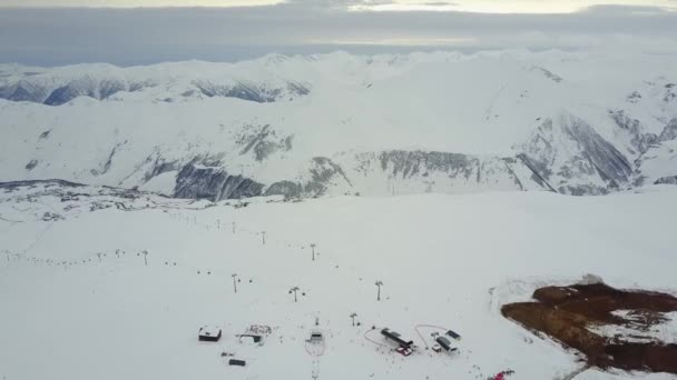 Vuelo Sobre Estación Esquí Lugar Construcción Georgia Gudauri — Vídeos de Stock