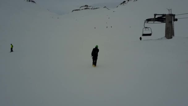 一个人在滑雪场里散步 挥手致意 — 图库视频影像