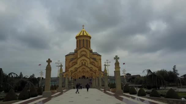 Voo Baixo Para Cima Pátio Catedral Geórgia Tbilisi Church Santíssima — Vídeo de Stock
