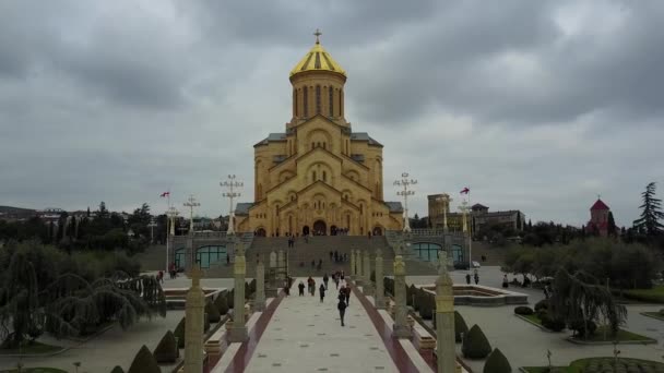 第比利斯圣三一大教堂的内部庭院 — 图库视频影像