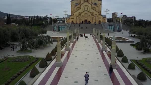 Katedra Świętej Trójcy Tbilisi Park Dziedzińcu Kościoła Wideo Stockowe bez tantiem