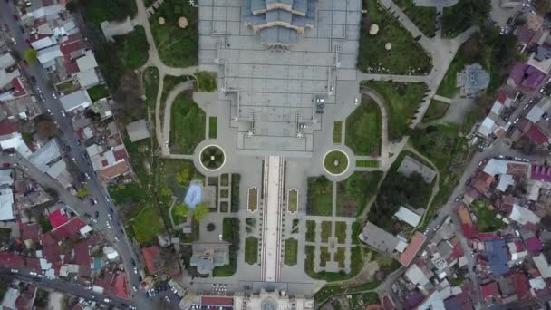 Bovenaanzicht Tbilisi Van Kathedraal Van Heilige Drievuldigheid Mensen Gaan Auto — Stockvideo