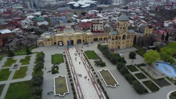 Catedral Santíssima Trindade Tbilisi Pátio Igreja Pessoas Vão Drone Aterragem — Vídeo de Stock