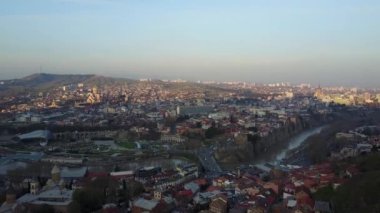 Tiflis Panoraması. Eski şehir. Çekim noktası - Gürcistan'ın annesi. Akşam şehri. Bahar.