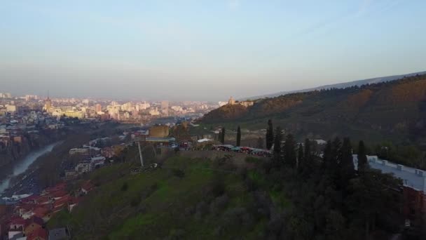 Панорама Тбілісі Матері Грузії Вечірнє Місто Весна — стокове відео
