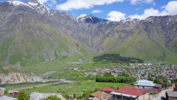 Stepantsminda Sommaren Berg Och Sky Kaukasus Bergen — Stockvideo