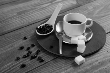 Bazı şeker küpleriyle bir kahve