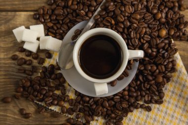 Kahve çekirdekleri ve sabahları kahve