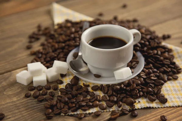 Bir fincan sıcak kahve.