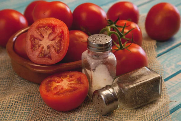 Baharat ile birkaç domates