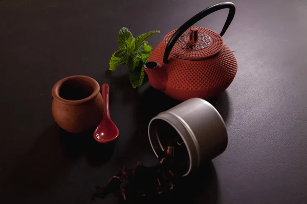 Yeşil çay ile demir demlik